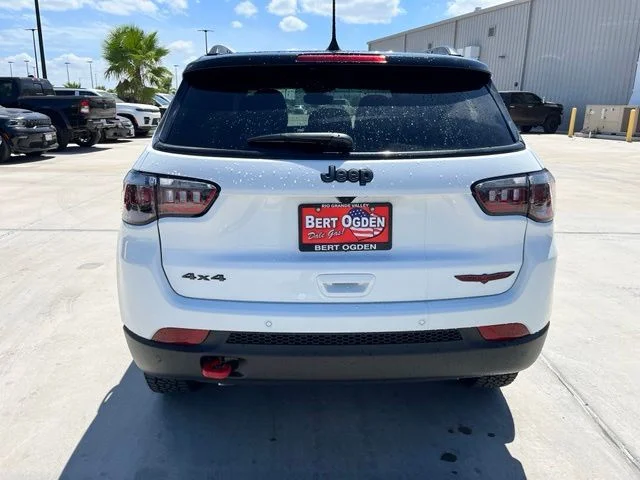 New 2026 Bright White Clear-Coat Exterior Paint Jeep Trailhawk image 6