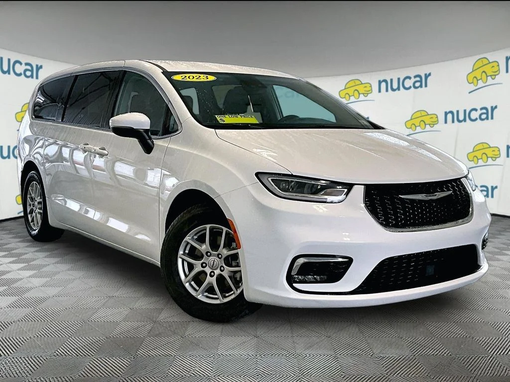 2023 Chrysler Pacifica Touring L's photo