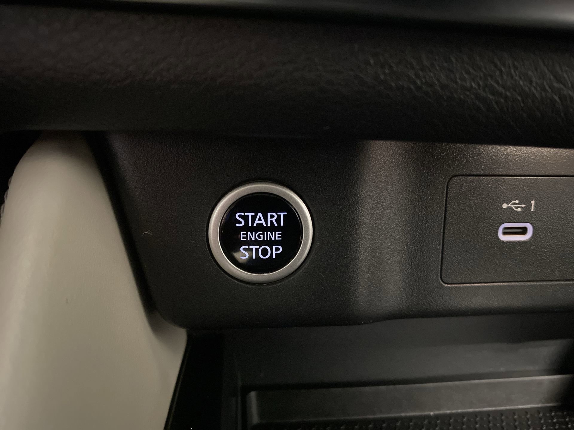 Used 2021 White Nissan SL image 16