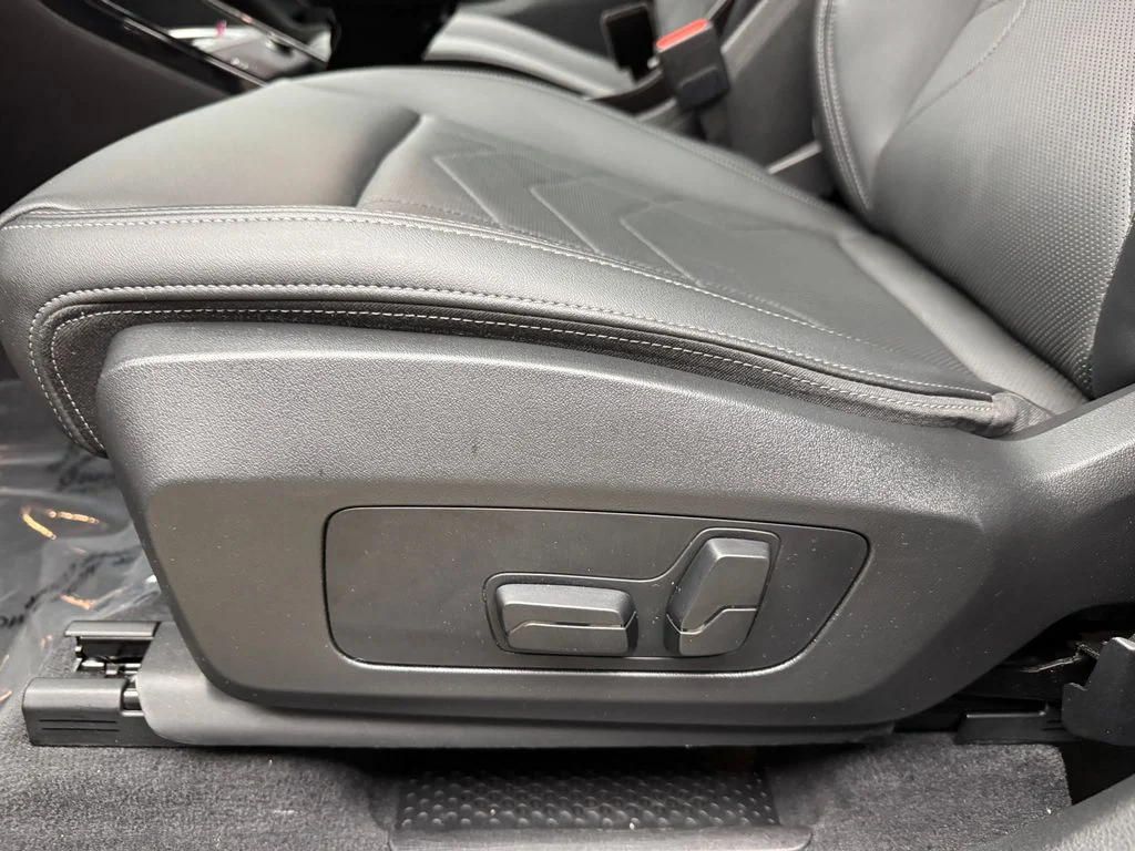 Used 2024 Green BMW xDrive28i image 12