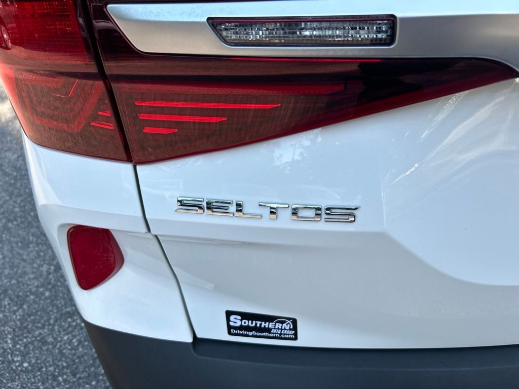Used 2021 White Kia S image 11