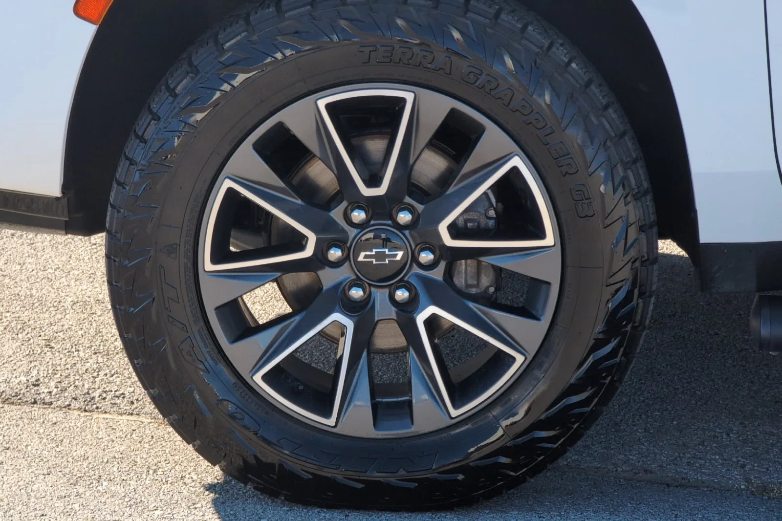 Used 2023 SUMMIT WHITE Chevrolet Z71 image 29