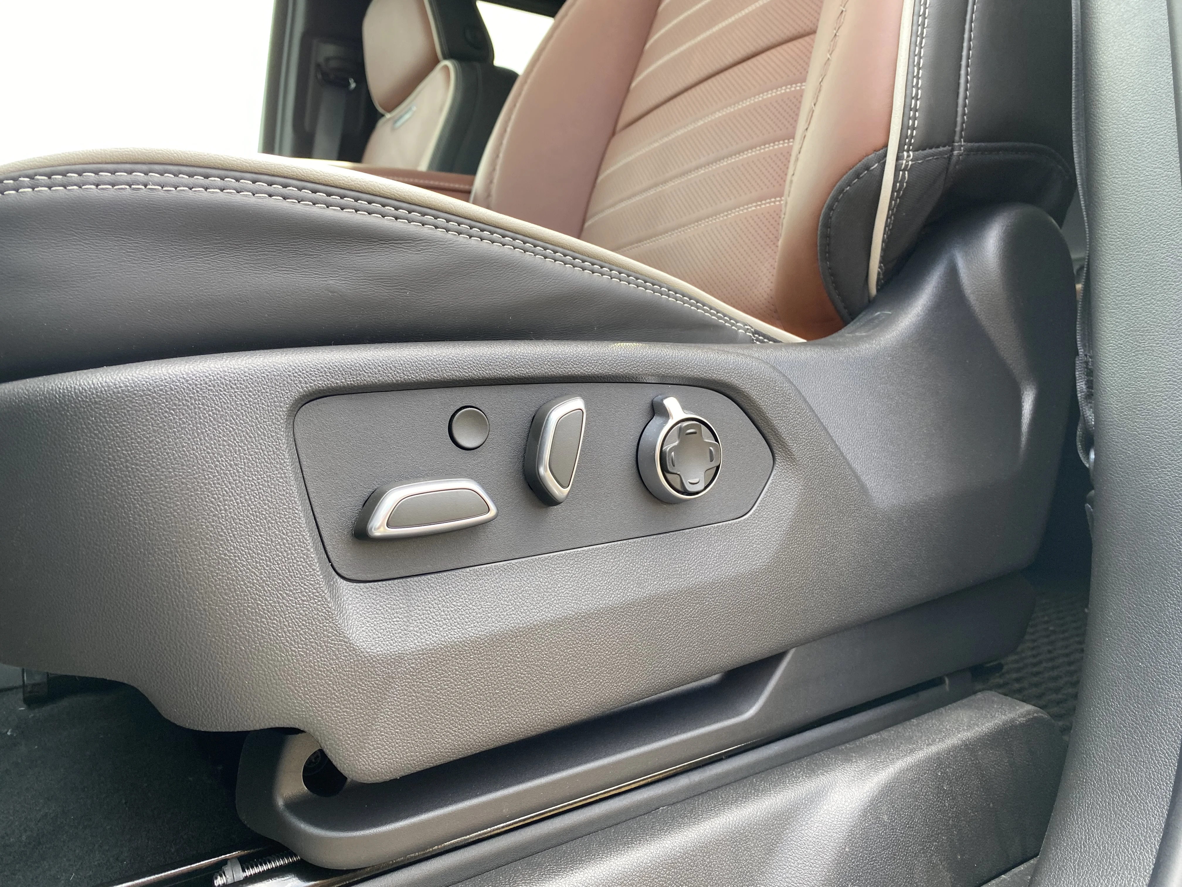 New 2026 GLACIER WHITE TRICOAT GMC Denali Ultimate image 29