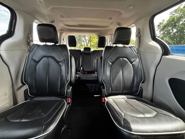 Used 2023 White Chrysler Limited image 21