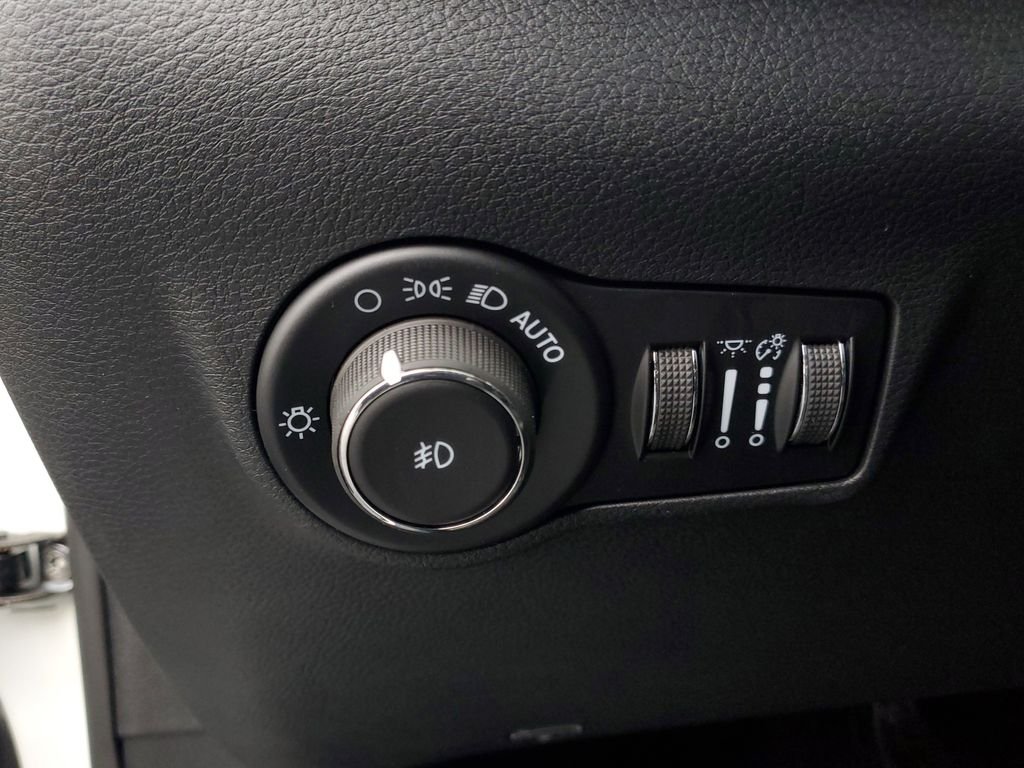 New 2026 Bright White Clearcoat Jeep Latitude image 18