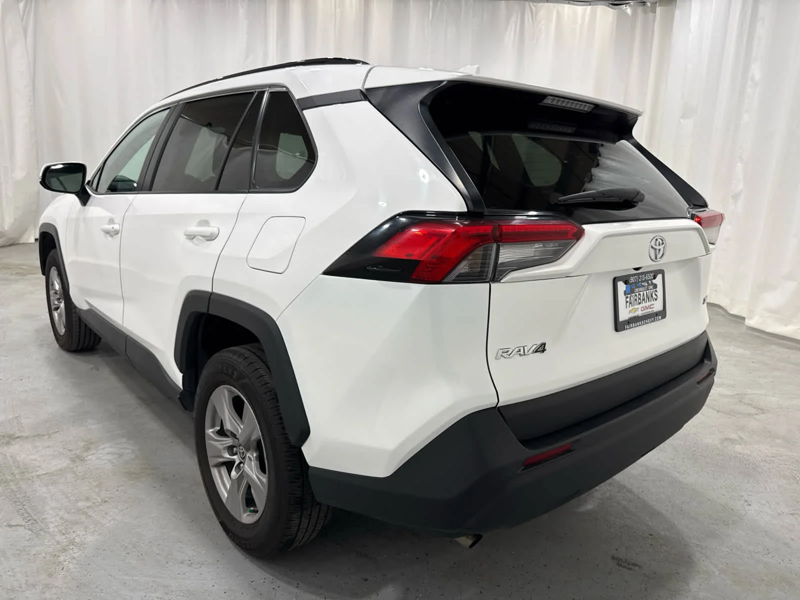 Used 2023 Whi/white Toyota XLE image 3