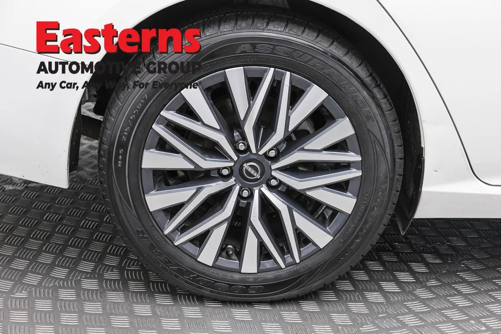 Used 2025 White Nissan 2.5 SV image 30