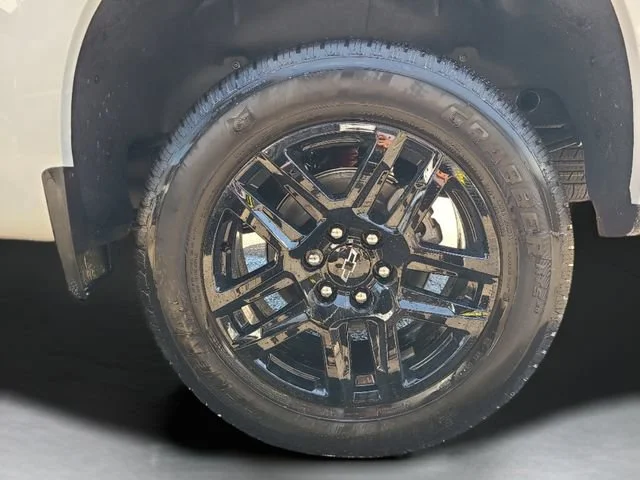 New 2026 Summit White Chevrolet RST image 32