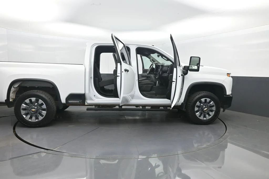 Used 2022 White Chevrolet Custom image 34