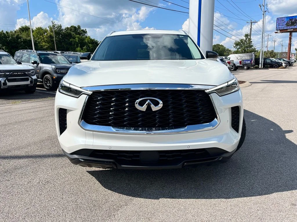 Used 2023 White INFINITI LUXE image 2