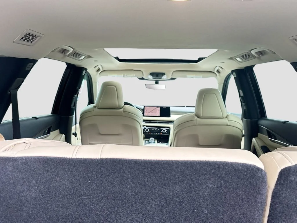 Used 2025 White INFINITI LUXE image 15