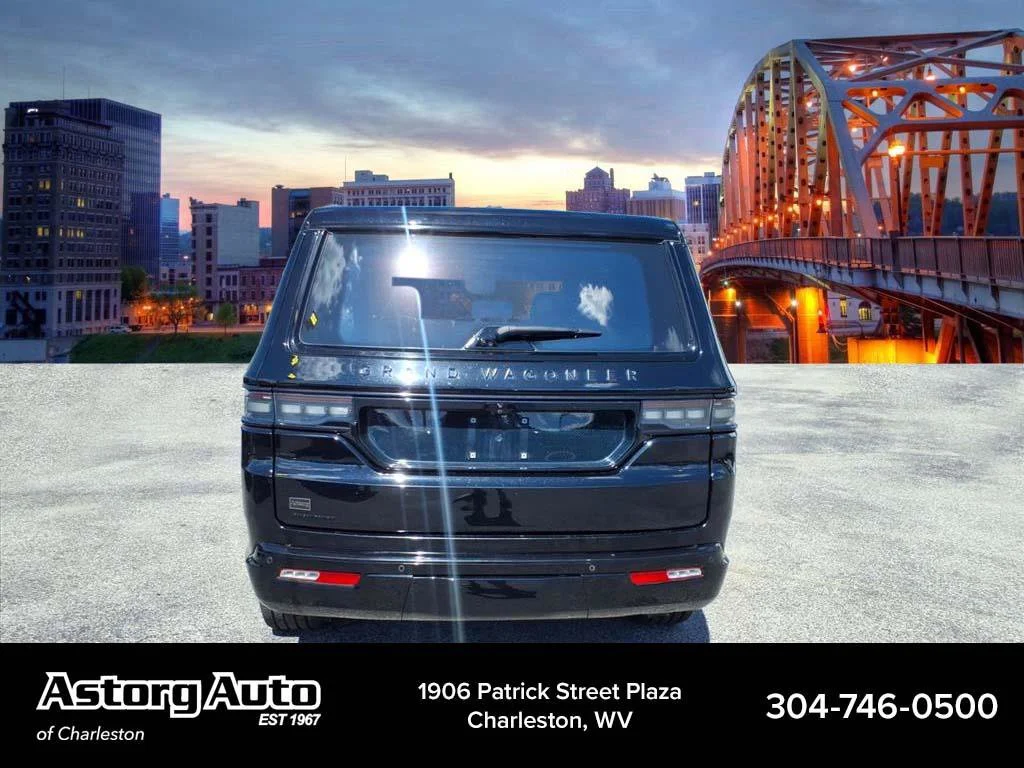 Used 2023 Diamond Black Crystal Pearlcoat Jeep Series II Obsidian image 4