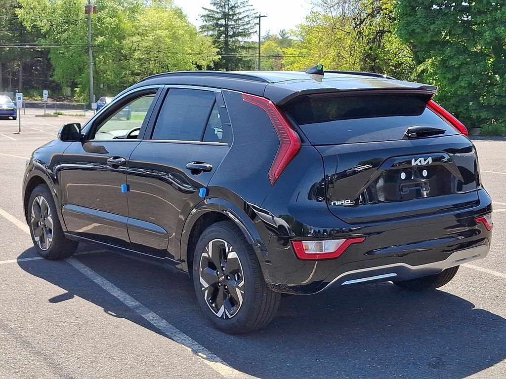 New 2026 Black Kia Wind image 3