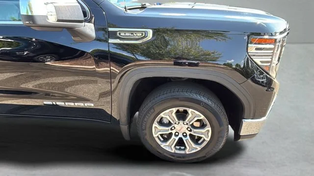 Used 2025 Onyx Black GMC SLT image 33