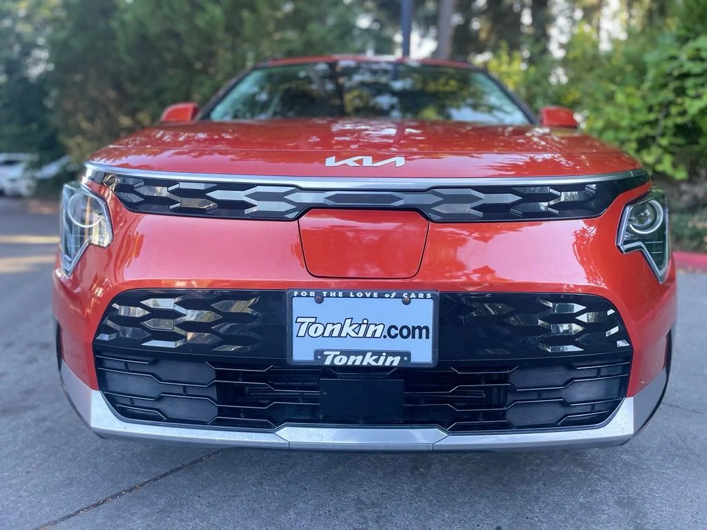 Certified Used 2023 Fire Orange Kia Wind image 8