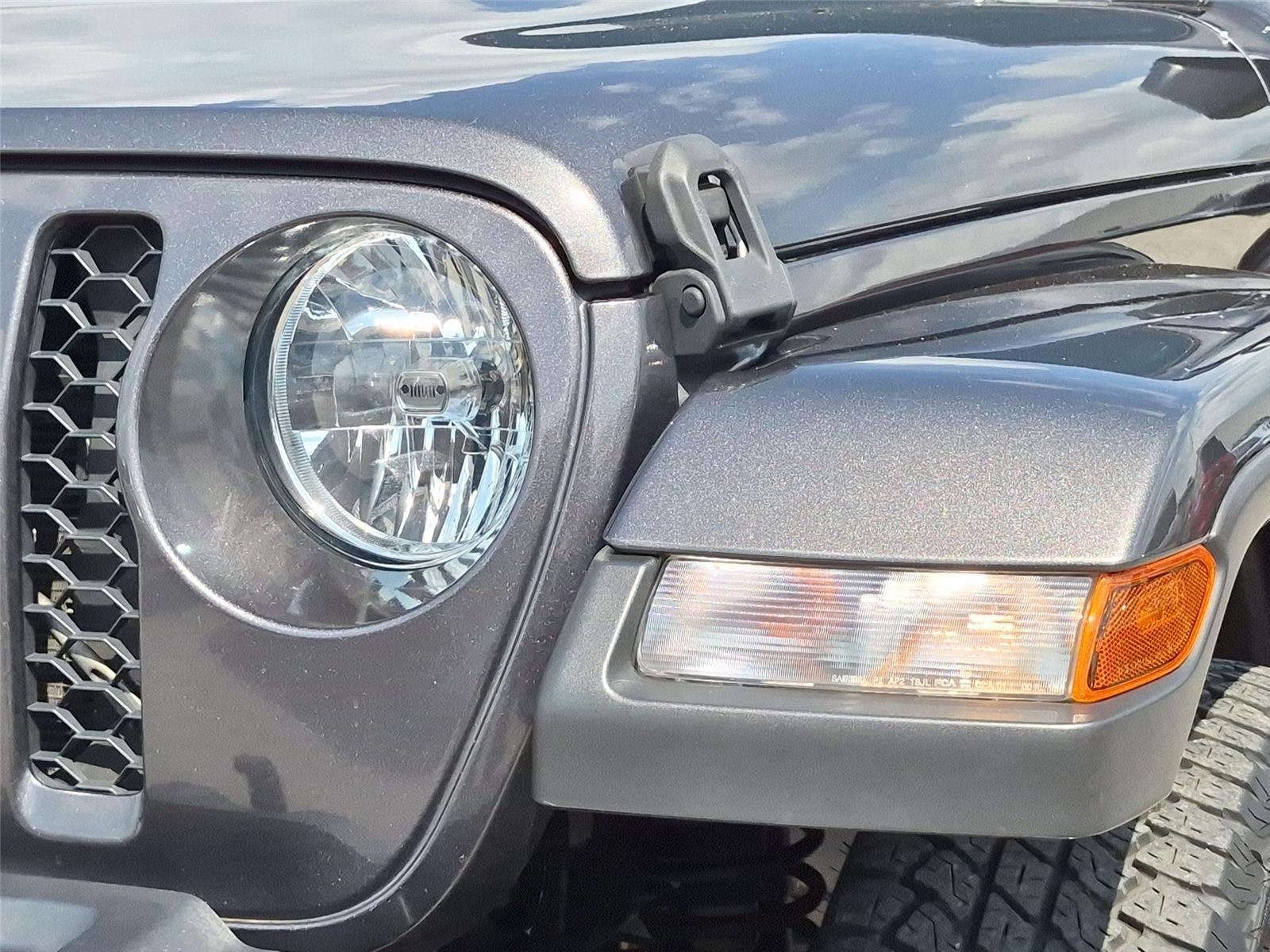Used 2020 Granite Crystal Metallic Clearcoat Jeep Sport S image 9
