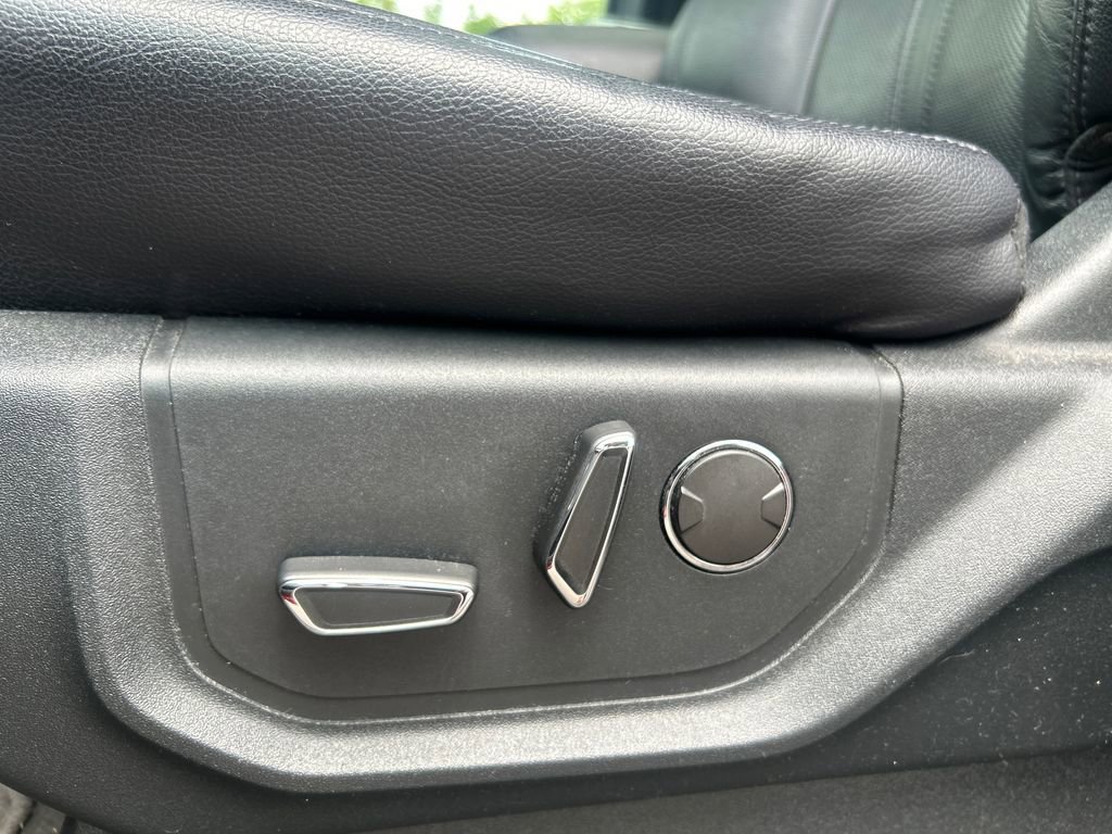 Used 2019  Ford Limited image 23