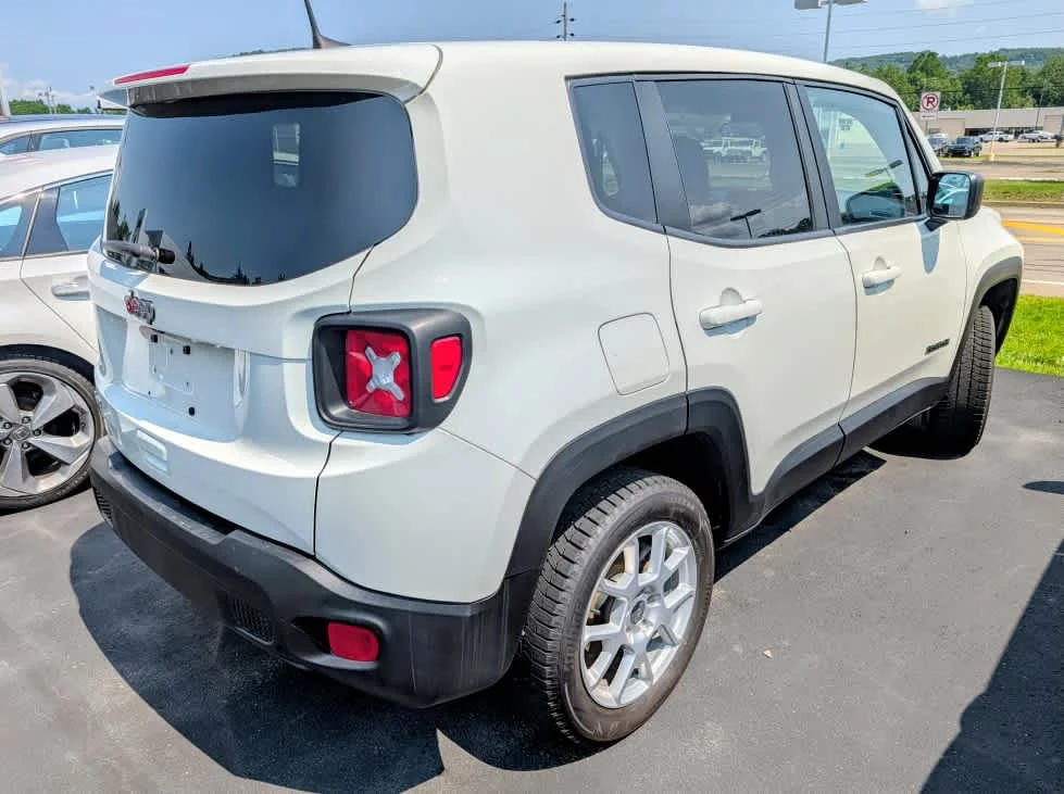 Used 2023 Alpine White Clearcoat Jeep Latitude image 4