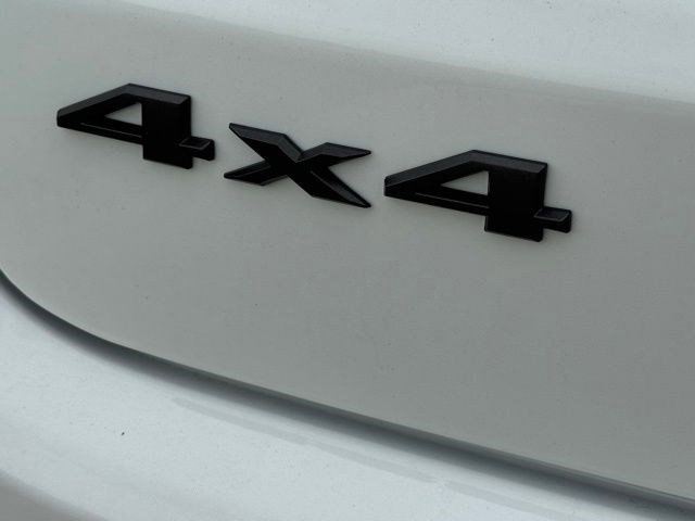New 2026 Bright White Clear-Coat Exterior Paint Jeep Latitude image 34