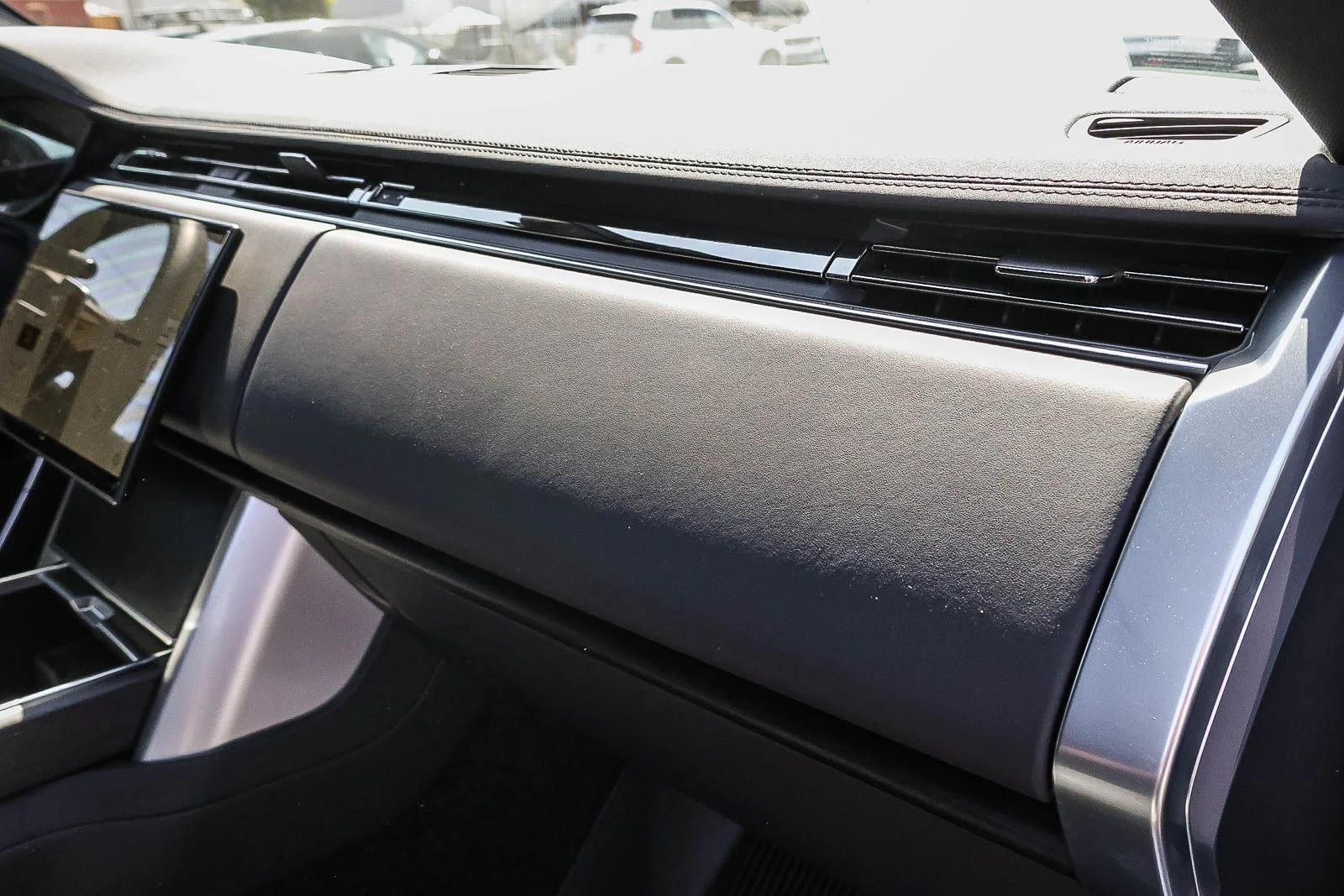 2026 Land Rover Range Rover SE - Photo 17