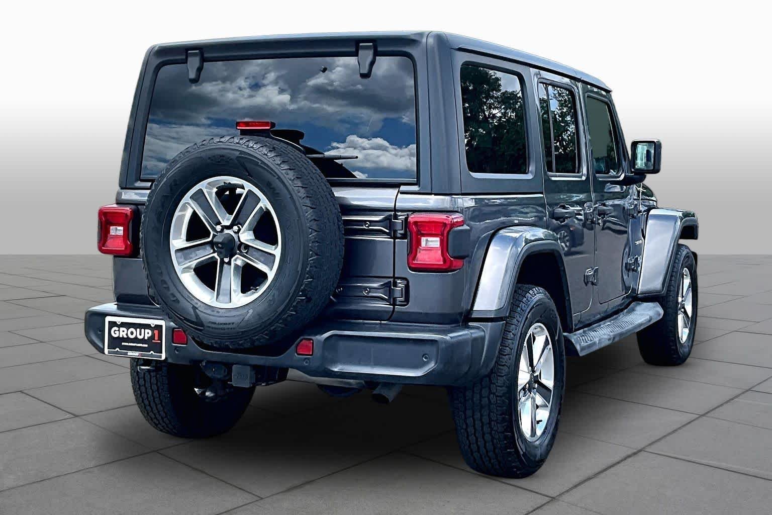 Used 2018 Granite Crystal Metallic Clearcoat Jeep Sahara image 12