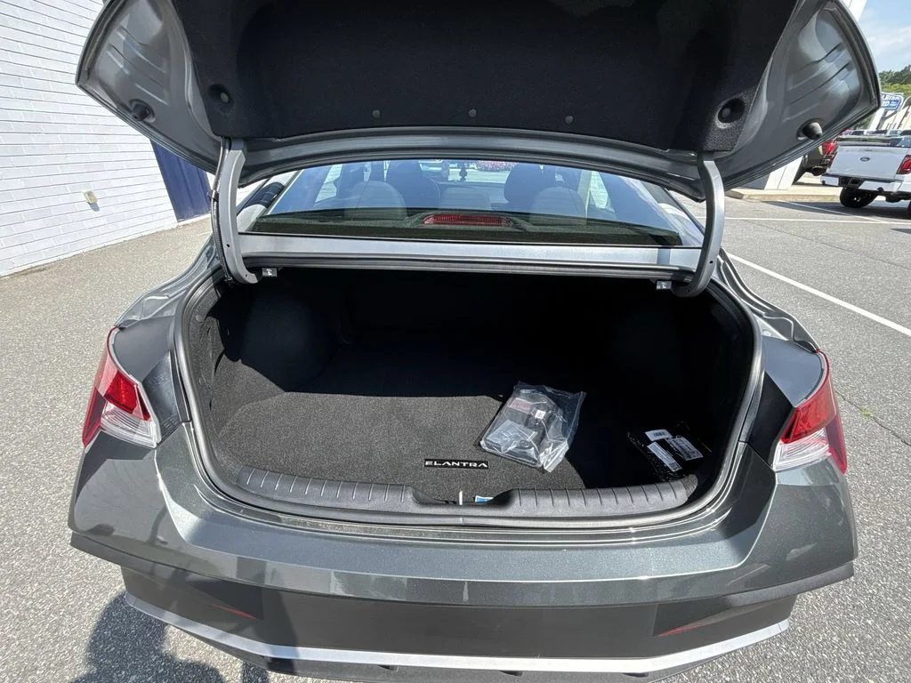 Used 2025 Gray Hyundai SEL Sport image 19