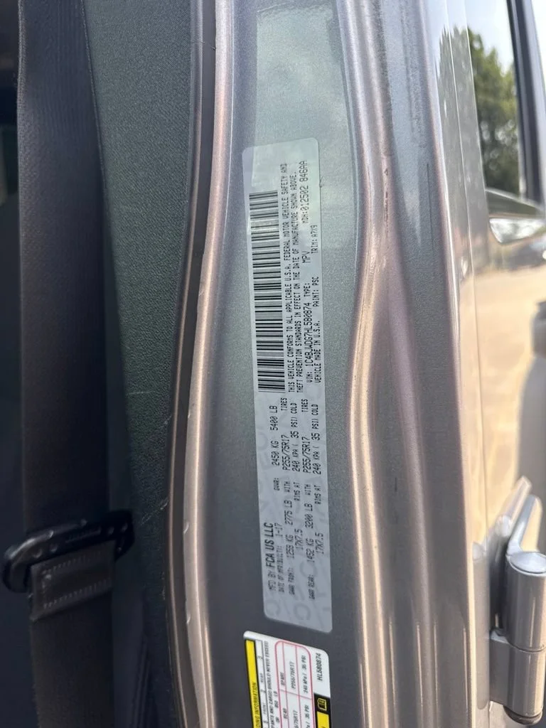 Used 2017  Jeep Sport image 25
