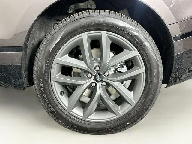 Certified Used 2026 Charente Grey Land Rover Dynamic SE image 29