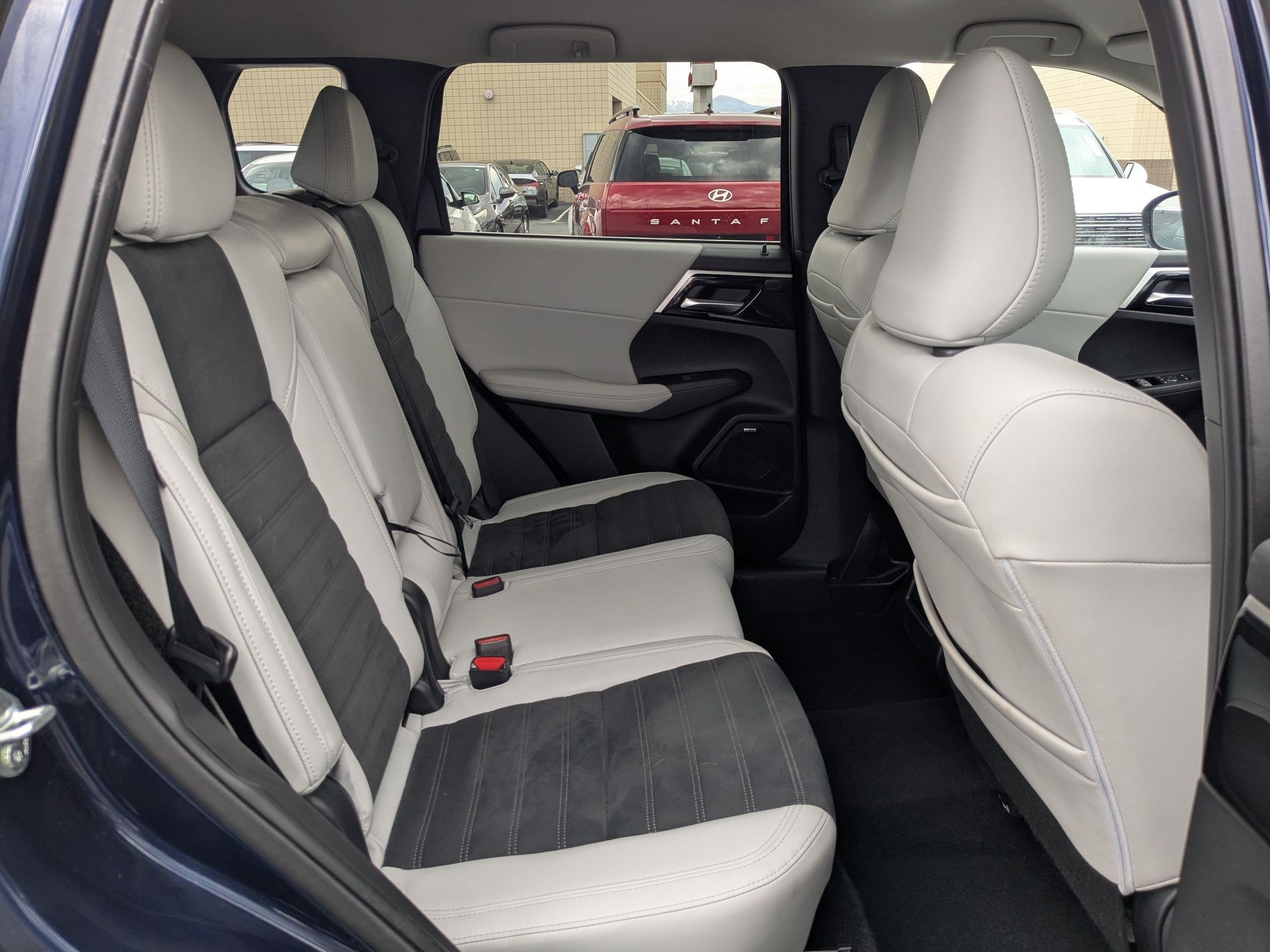 Used 2025 Silver Mitsubishi SE image 31
