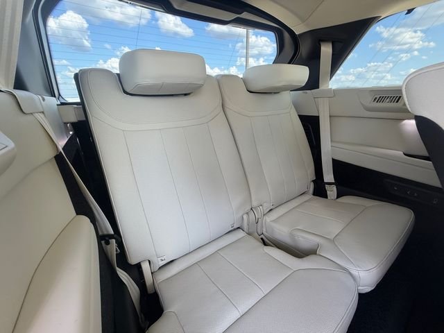 New 2026 Fuji White Land Rover SE image 17