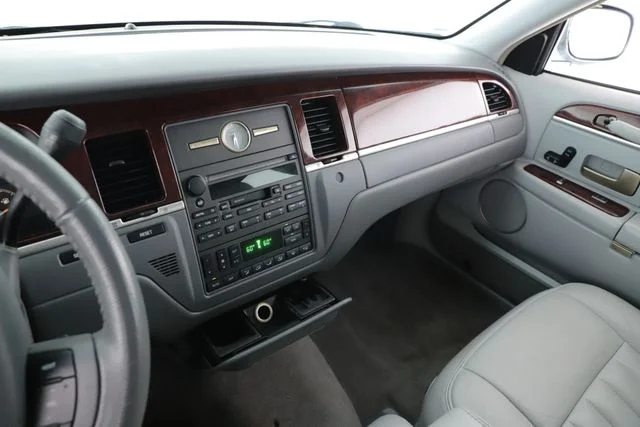 Used 2005 White Lincoln Signature image 22