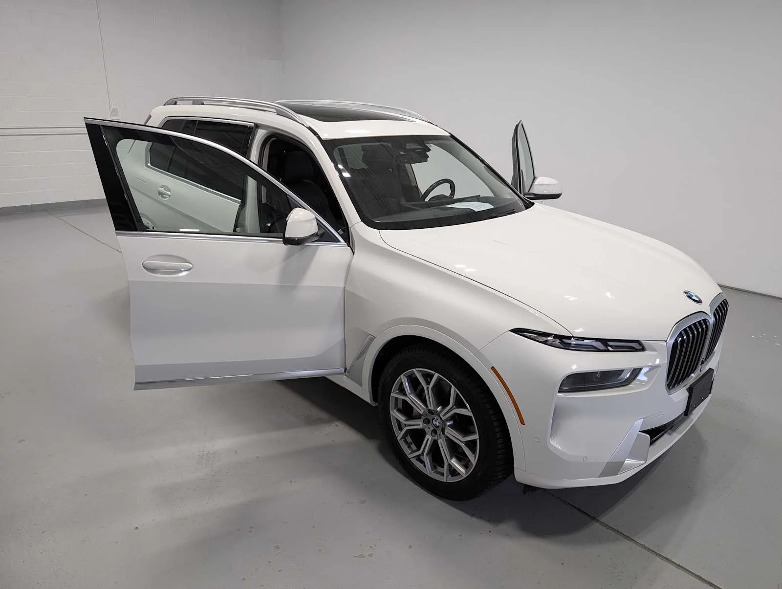 Used 2023 Alpine White BMW xDrive40i image 16