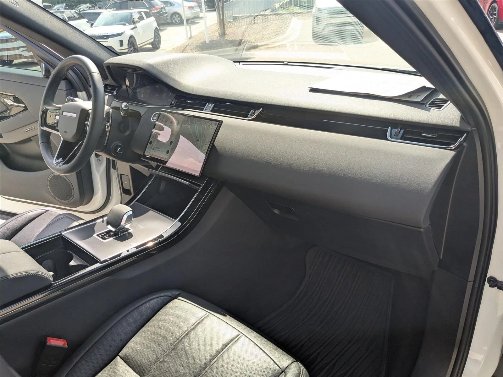 Used 2025 Fuji White Land Rover Dynamic SE image 33