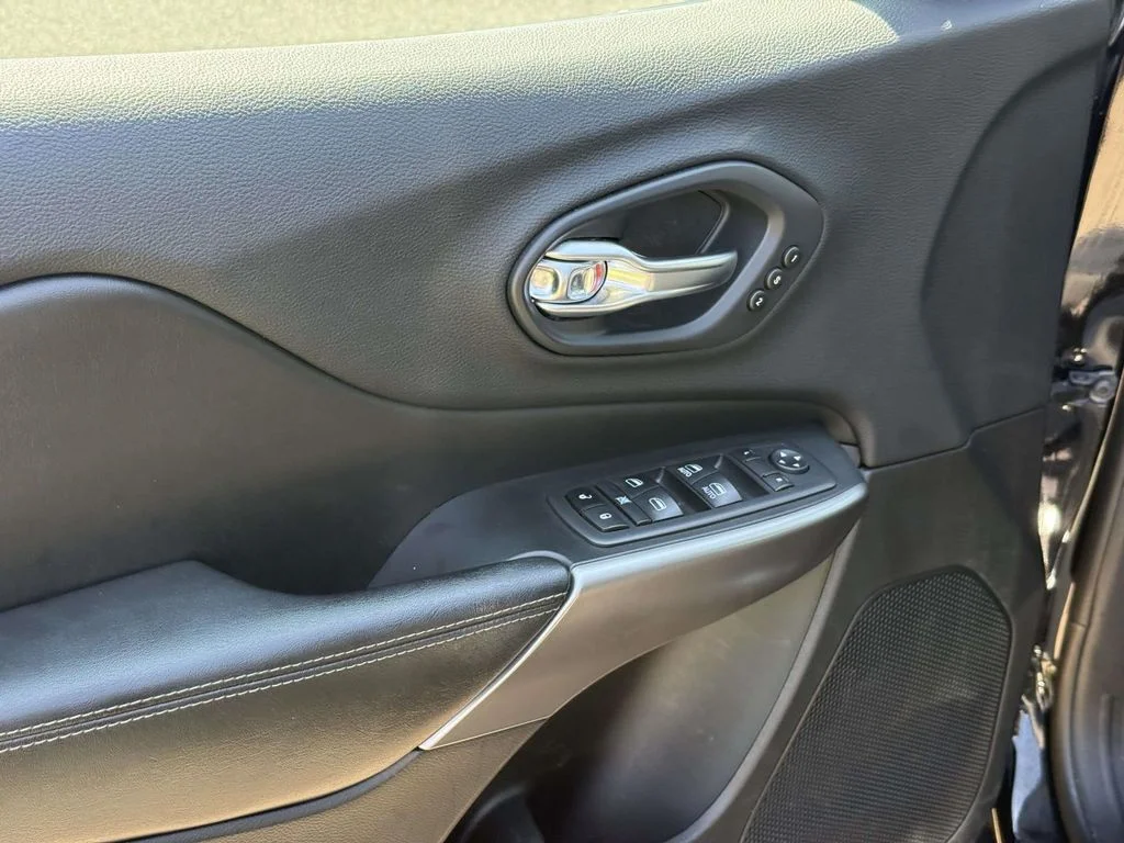 Used 2019 Black Jeep Limited image 34