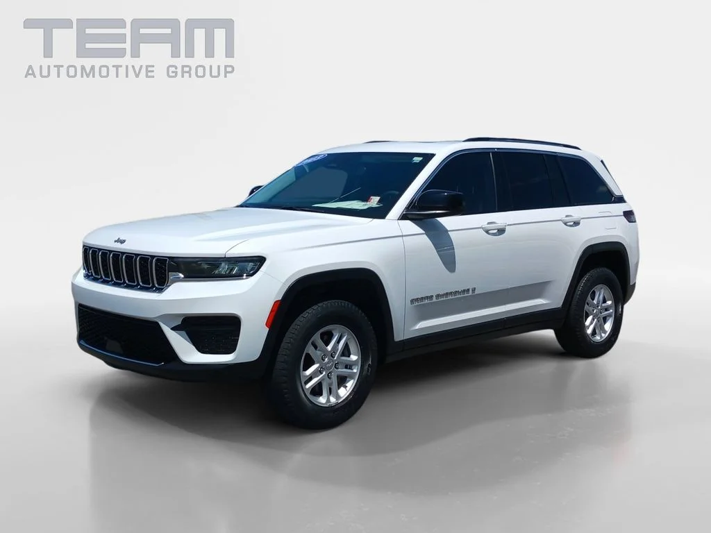 Used 2023 White Jeep Laredo image 3