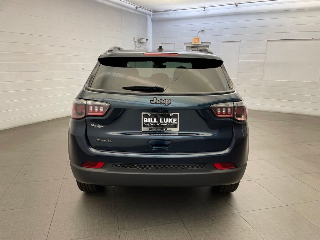New 2026 Fathom Blue Pearl-Coat Exterior Paint Jeep Latitude image 4