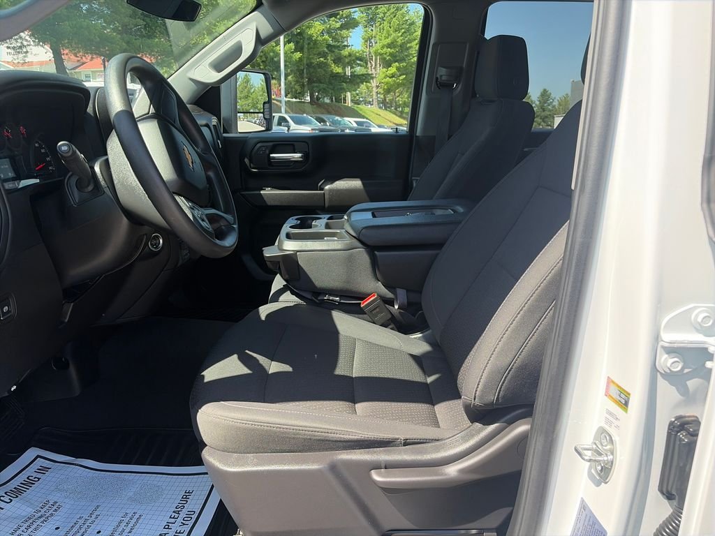 Used 2025 White Chevrolet Custom image 33
