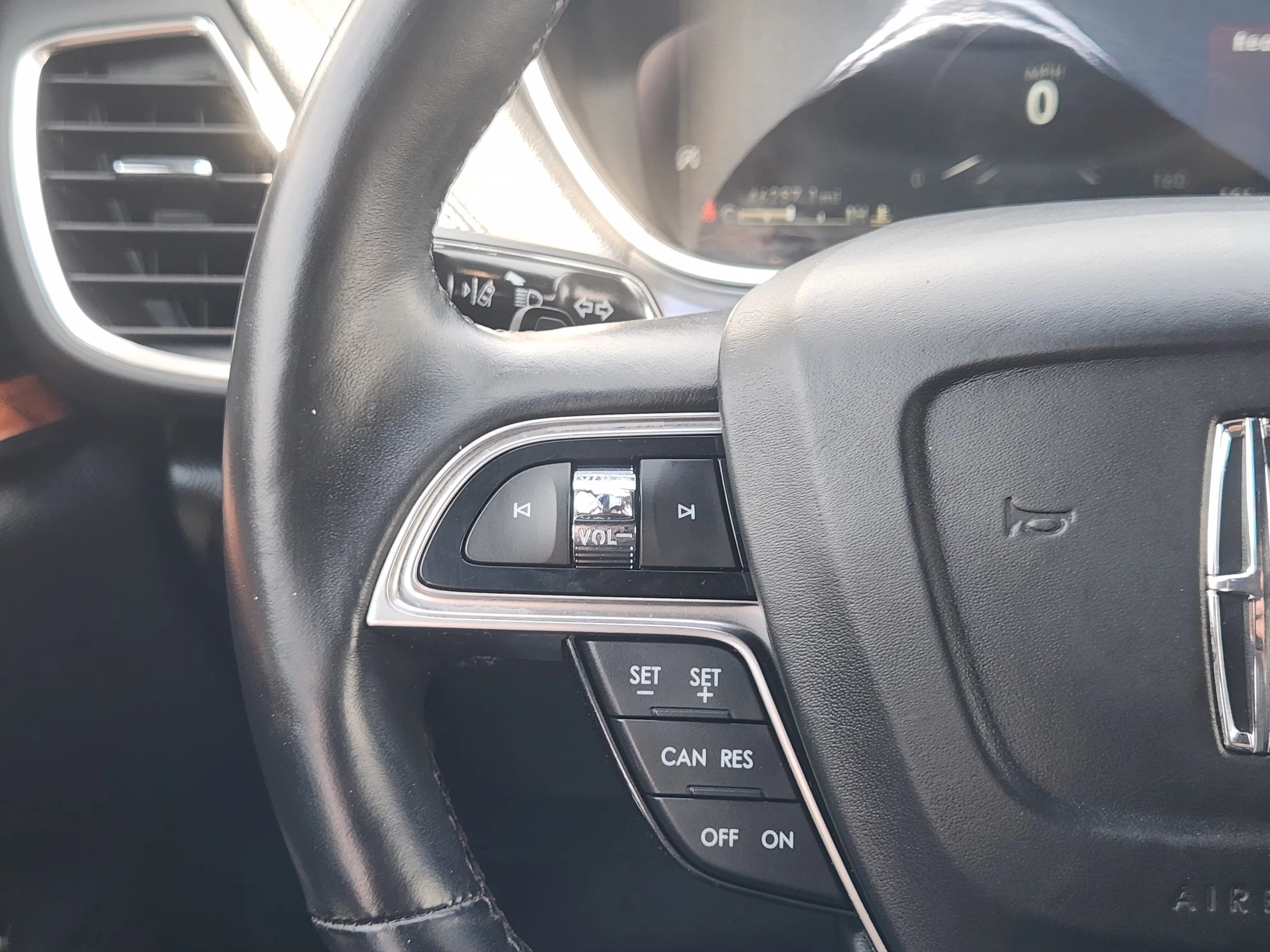 Used 2019  Lincoln Reserve image 28