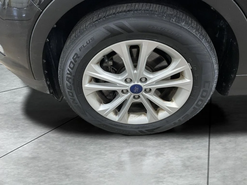 Used 2017 Shadow Black Ford SE image 15