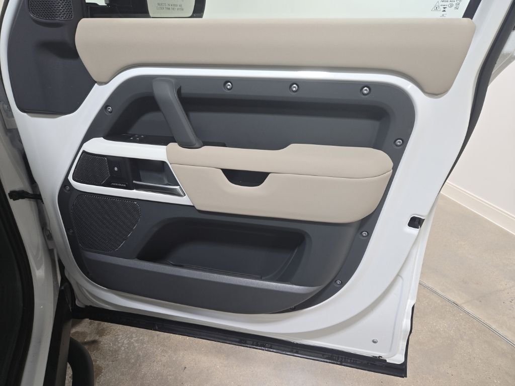 Used 2023 Fuji White Land Rover S image 23