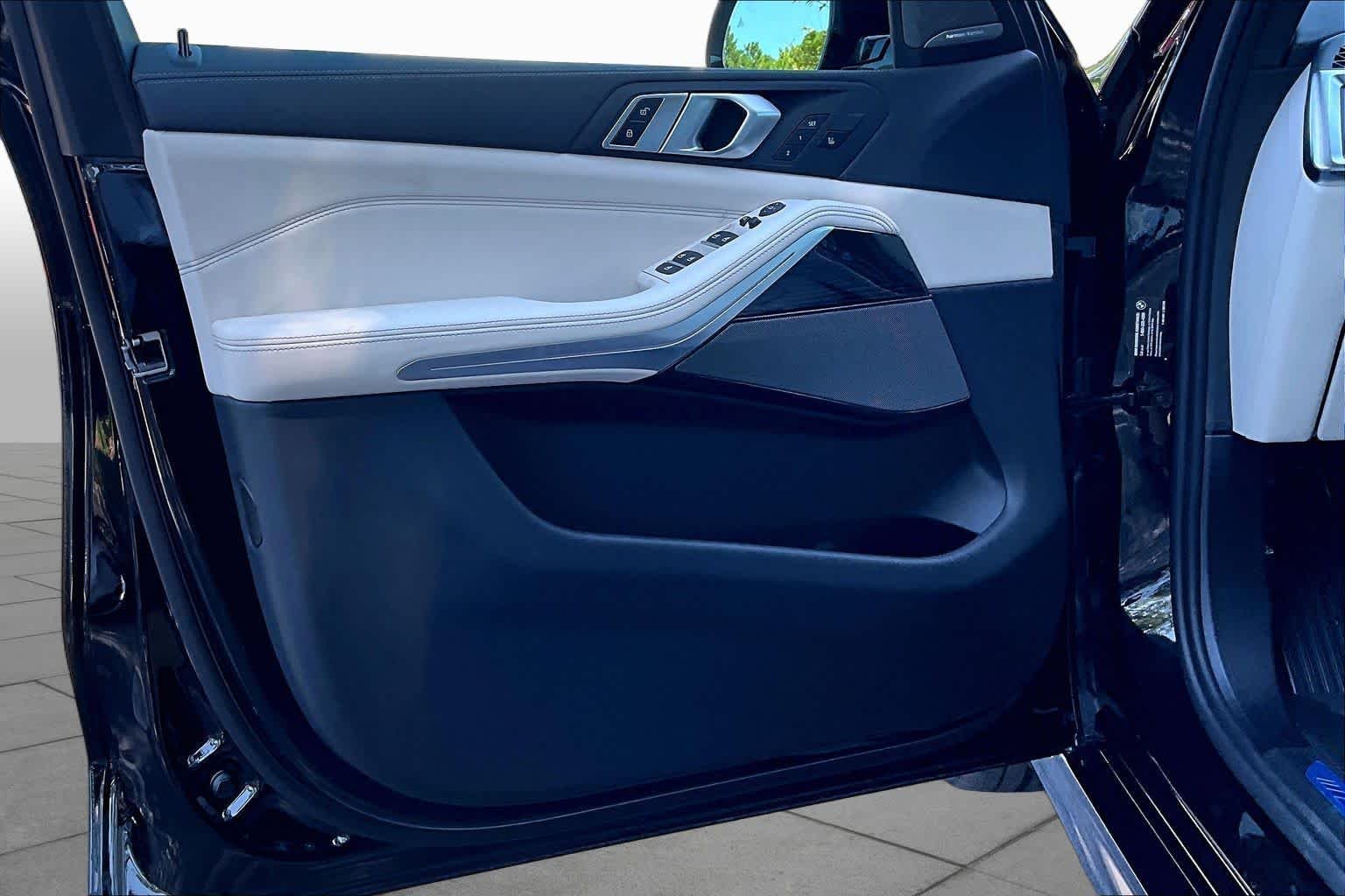 New 2026 Black Sapphire Metallic BMW xDrive40i image 10