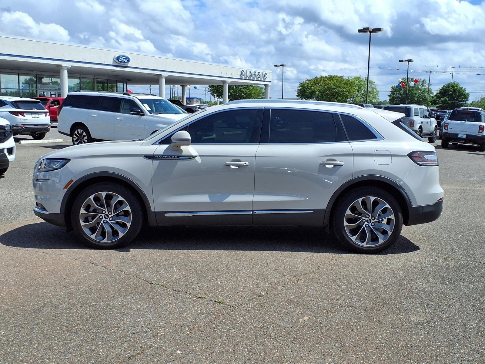Used 2023 Ceramic Pearl Metallic Tinted Clearcoat Lincoln Reserve image 3