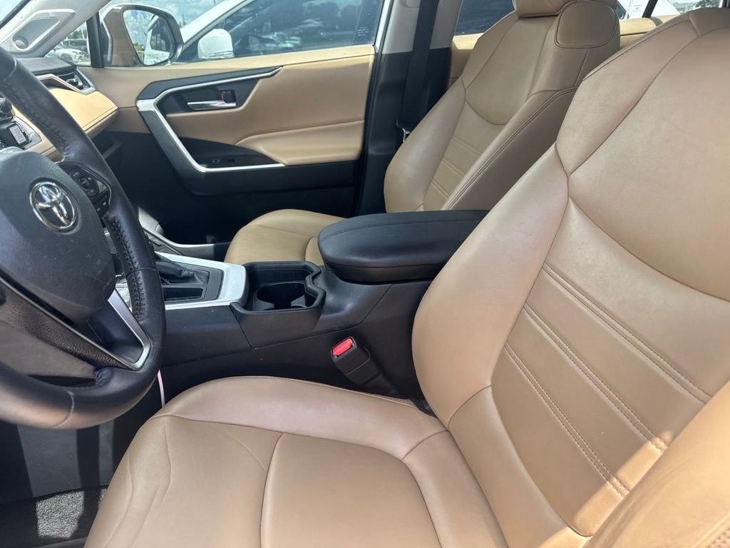 Used 2020 White Toyota XLE Premium image 11