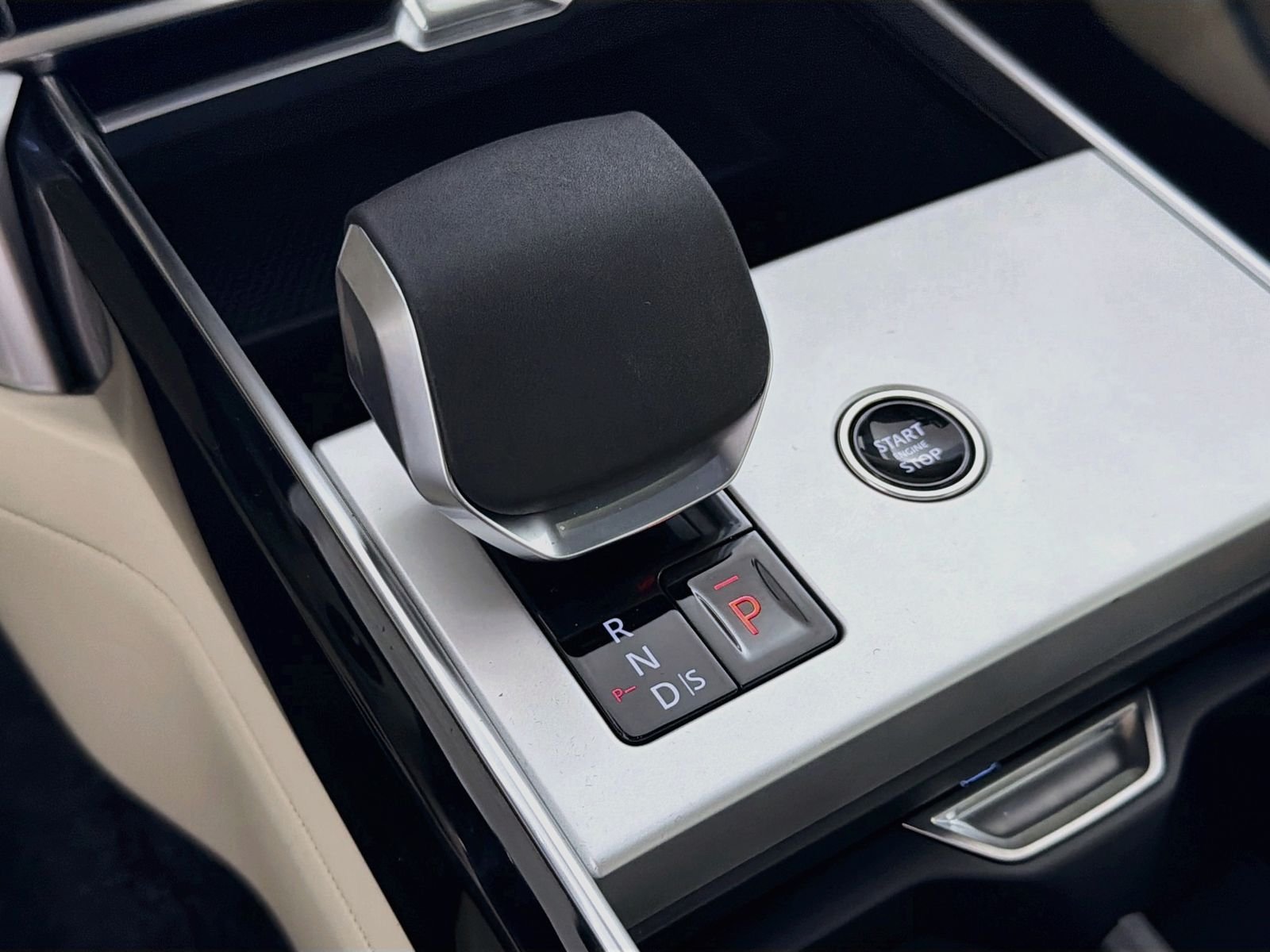 New 2026 Santorini Black LAND ROVER SE image 16