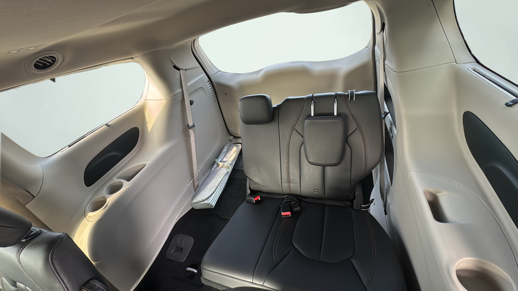 Used 2018 Silver Chrysler Touring L image 15