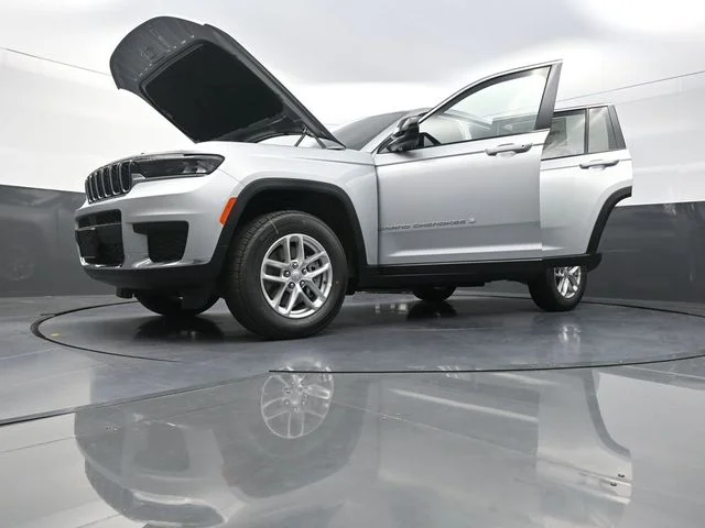 New 2026 Silver Zynith Exterior Paint Jeep Laredo image 31