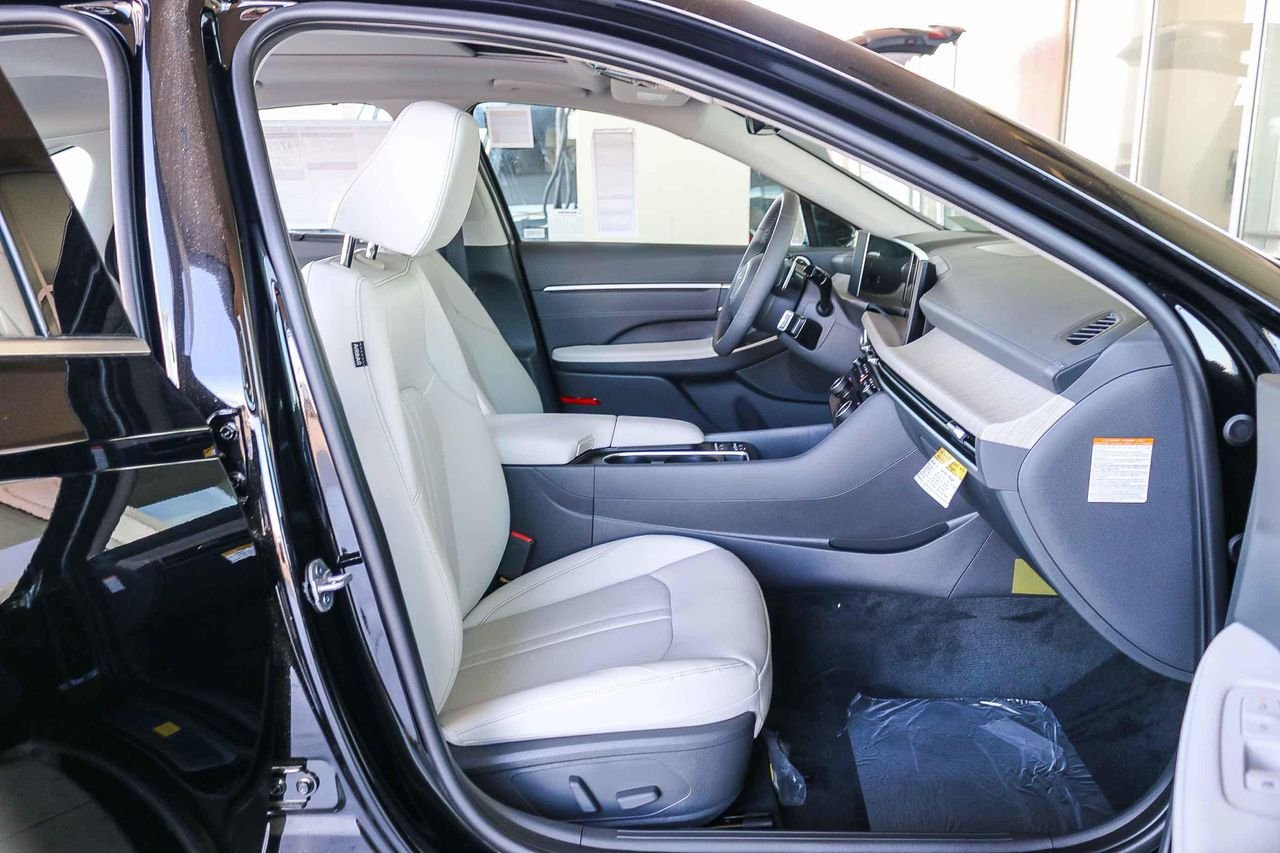 New 2025 Black Hyundai Limited image 17