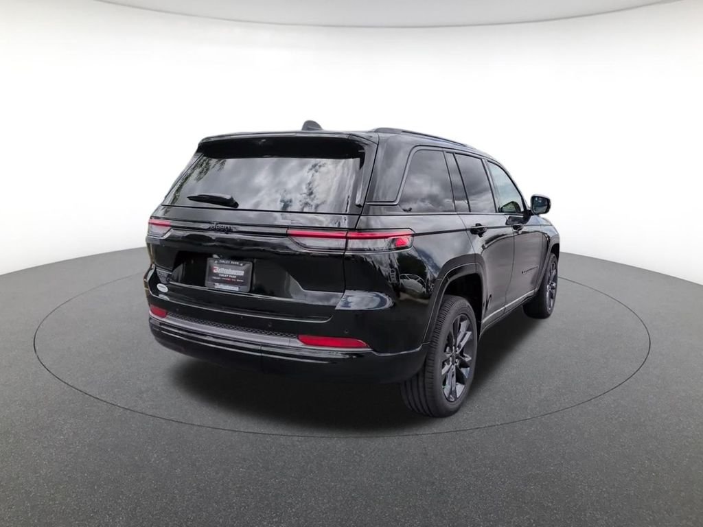 New 2026 Diamond Black Crystal Pearl-Coat Exterior Paint Jeep Limited image 5