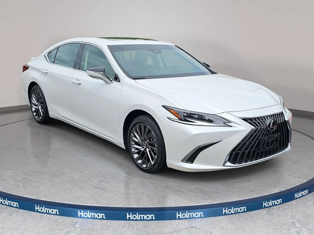 Used 2025 White Lexus 300h Luxury image 4