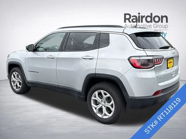 Used 2024 Silver Zynith Metallic Clearcoat Jeep Latitude image 4